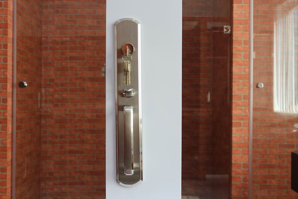 Supply all kinds of japanese door lock,glass swinging door lock,4558 door locks and handle