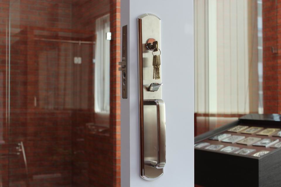 Supply all kinds of japanese door lock,glass swinging door lock,4558 door locks and handle